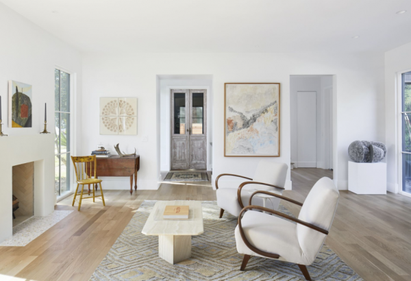 Ruang tamu dengan perabotan minimalis dan fungsional